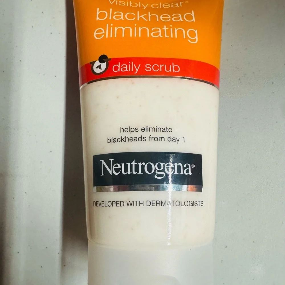 Neutrogena Visibly Clear Blackhead Eliminating Daily Scrub - Orange
